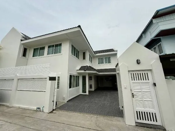 ให้เช่าบ้านเดี่ยว 2 ชั้นปรับปรุงใหม่ทั้งหลัง 4 นอน 5 น้ำ 1 แม่บ้านจอดรถ 2 คัน ตกแต่งสวย แอร์ฯ เฟอร์ฯครบ ราคารเช่า 65,000