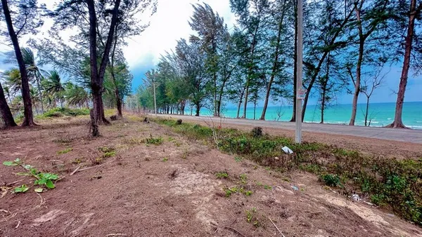 แปลงนี้ซื้อผ่อนตรงเจ้าของได้ ขายที่ดินใกล้หาดบางเบิด ติดถนนทางหลวง ใกล้หาด1 กม. +ขนาดที่ดิน 50-1-18 ไร่ โฉนดครุฑแดง พร้อ