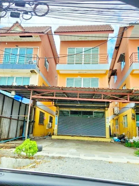 อาคารพาณิชย์ 3 ชั้น 3 นอน 3 น้ำ ใกล้สวนน้ำหนองจอก 900 ม. 20 ตร.ว. ราษฏร์อุทิศ ประชาร่วมใจ ทำเลถนนมิตรไมตรี ใกล้ตลาดหนองจ