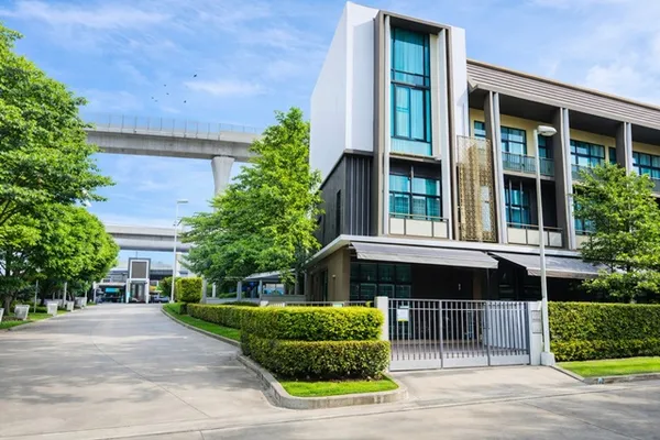 ทาวน์โฮมหรู 3นอน 4น้ำ บ้านหลังมุม 18 ตร.ว.207 ตร.ม. วงศ์สว่าง7-15 ใกล้BTS ติวานนท์ 500ม. 6แอร์ บ้านใหม่ พร้อมเฟอร์ฯ 2 จอ