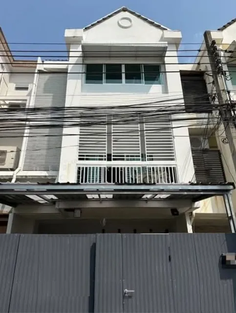 เอ็มควอเทียร์ 1 กม.ใกล้ BTS ทองหล่อ 700 ม. ทาวน์โฮม 3 ชั้น 3 นอน 4 น้ำ 200 ตร.ม. 17 ตร.ว.