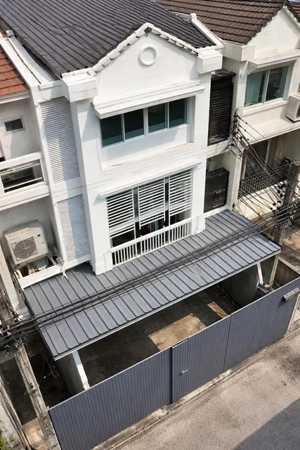 ใกล้ BTS ทองหล่อ 700 ม.เอ็มควอเทียร์ 1 กม. 200 ตร.ม. 17 ตร.ว. ทาวน์โฮม 3 ชั้น 3 นอน 4 น้ำ