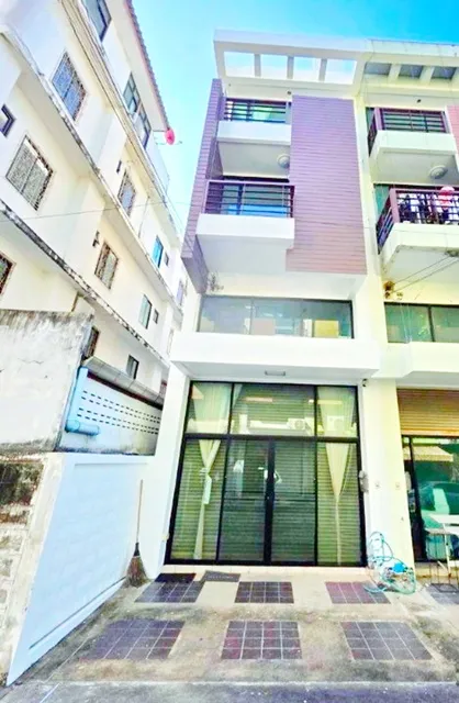 ให้เช่า อาคารพาณิชย์ 3.5 ชั้น 2-3นอน 3 น้ำ ใกล้ซาฟารีเวิลด์ ใกล้แฟชั่นไอส์แลนด์ 900 ม.หลังริมต้นซอย