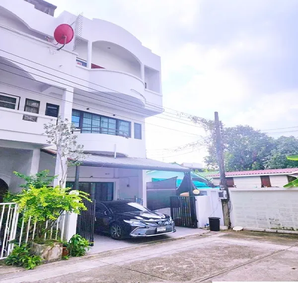 ลาดพร้าว11-15 ทาวน์โฮมหลังมุม3ชั้น ศาลอาญา ศาลอุทธรณ์ รัชดา19 5-6 นอน MRTลาดพร้าว 400ม. 8แอร์50ตร.วา. 200ตร.ม. เซ็นทรัล