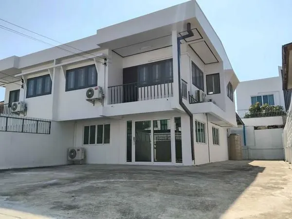 ให้เช่าบ้านเดี่ยว 2 ชั้น 50 ตร.ว. ถนนโชคชัย 4 ซอย 56 รีโนเวทใหม่ ใกล้เซ็นทรัลอีสวิวล์