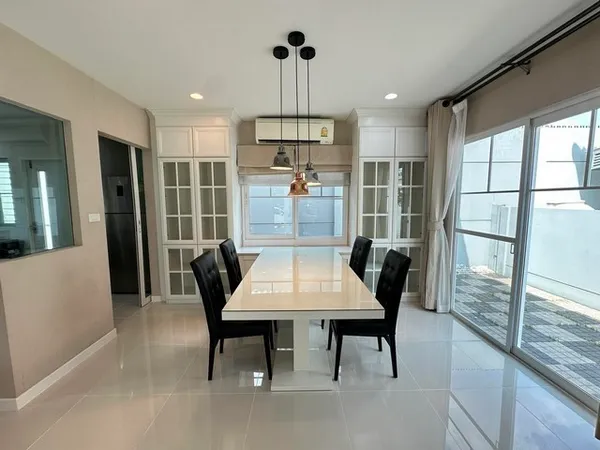 ให้เช่า บ้านเดี่ยว ใกล้โรงเรียนนานาชาติคองคาเดียล และ สนามกอล์ฟเมืองแก้ว และเพียง 1.5กิโลเมตร ถึง เมกะ บางนา หมู่บ้าน ชั