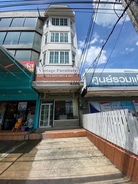 ให้เช่าอาคารพาณิชย์ห้องหัวมุม 6 ชั้น ริมถนนศรีนครินทร์ ใกล้รถไฟฟ้า สถานีแบริ่ง 250 ม. ทำเลดี จอดรถได้ เหมาะทำธุรกิจ