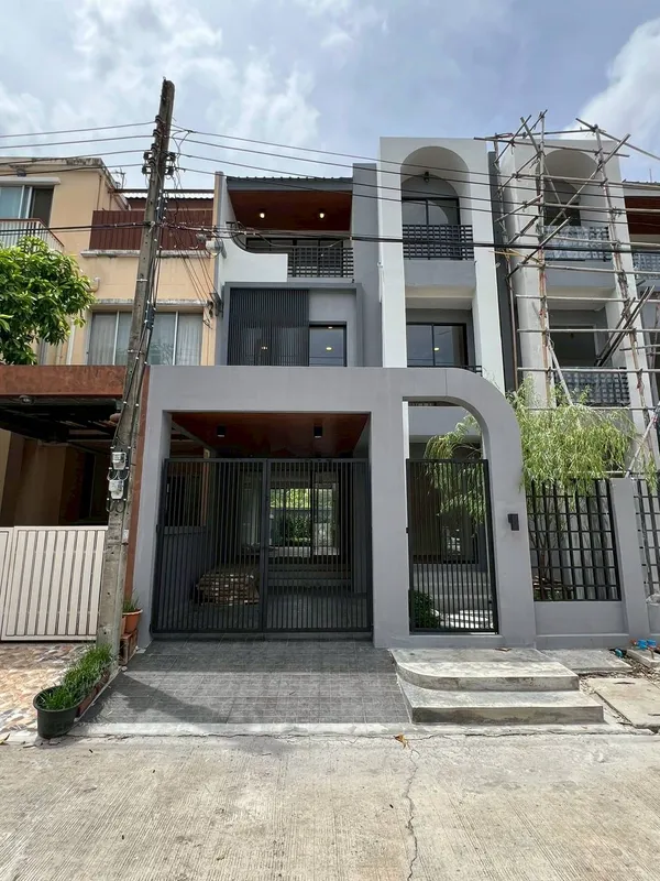 ขายถูกมาก!! ทาวน์โฮม 3 ชั้น รีโนเวทใหม่ทั้งหลัง ทำเลทอง บางนา กม.10 ใกล้เมกาบางนา ทางด่วนบูรพาวิถี มอเตอร์เวย์ฯ