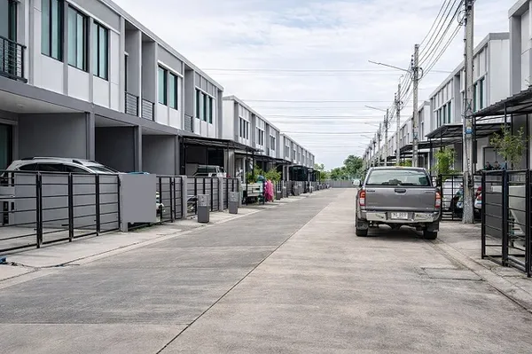 ชัยพฤกษ์-แจ้งวัฒนะ ทาวน์โฮม 2 ชั้นให้เช่า 3 นอน สะพานพระราม4 2.97กม. 2 น้ำ ใกล้ตลาดสมบัติบุรี 2.9 กม.