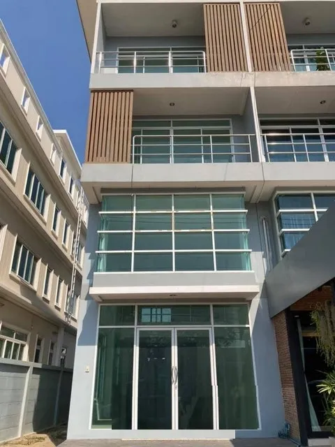 ขายอาคารพาณิชย์ 3.5 ชั้น ตึกใหม่ ห้องหัวมุม รามคำแหง 174 ใกล้ MRT มีนพัฒนา และ MRT เคหะรามคำแหง