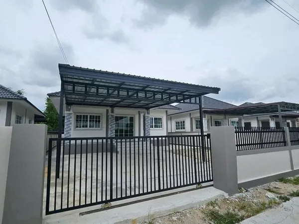 ขายบ้านสร้างใหม่ ฟรีดาวน์ บ้านพร้อมอยู่84 ตรว. 3 ห้องนอน 2 ห้องน้ำ หลังรร.มาบไผ่ บ้านบึงชลบุรี