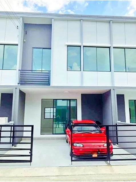 ใกล้ตลาดสมบัติบุรี 2.9 กม. สะพานพระราม4 2.97กม. ชัยพฤกษ์-แจ้งวัฒนะ ทาวน์โฮม 2 ชั้นให้เช่า 3 นอน 2 น้ำ