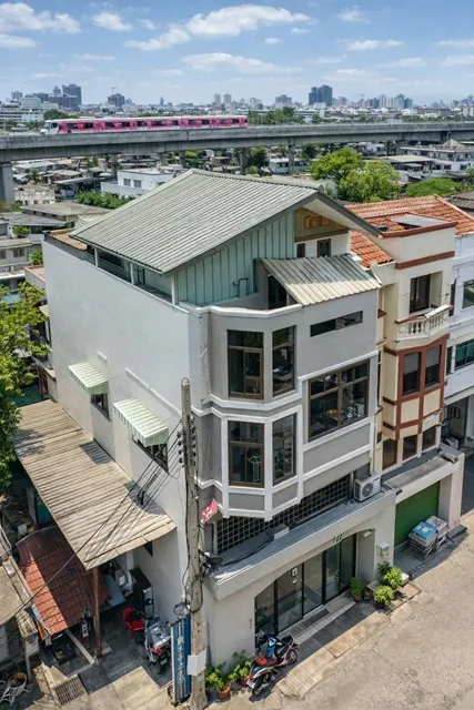 อาคารพาณิชย์ให้เช่า 4.5 ชั้น ห้องริม 3 นอน MRT รามอินทรากม6. 200ม.ใกล้แฟชั่นนวลจันทร์ 500 ม.2 น้ำ. 20 ตร.วา. 330 ตร.ม. ท