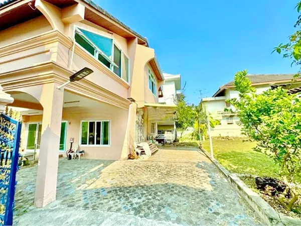 .บ้านเดี่ยวสุดหรู BTSเอกมัย พระราม 9 BTSทองหล่อ 2.49กม MRTเพชรบุรี 2.16กม. รักสัตว์ บ้านเดี่ยว 2 ชั้น 4 นอน 3 น้ำ ศูนย์ว