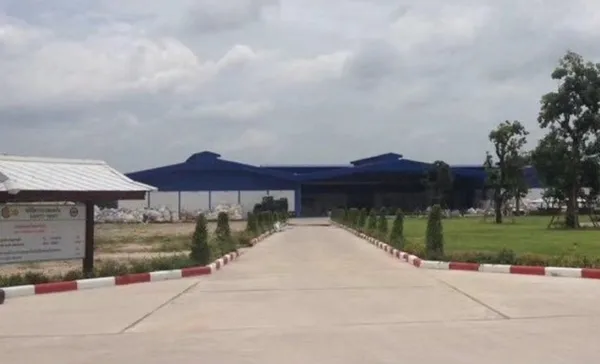 ให้เช่าโรงงาน 3,500 ตรม โครงสร้างเหล็ก H บีมทั้งหลัง สามารถติดตั้งเครนได้ หม้องเเปลง 500 KVA มีลานจอดเทรลเลอร์ .อ.บ้านบึง จ.ชลบุรี (RK975)