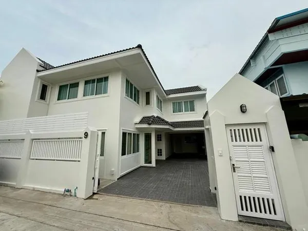 ให้เช่าบ้านเดี่ยว 2 ชั้น ย่านหัวหมากซอย 9 ใกล้เดอะมอลล์บางกะปิ (รีโนเวทใหม่)