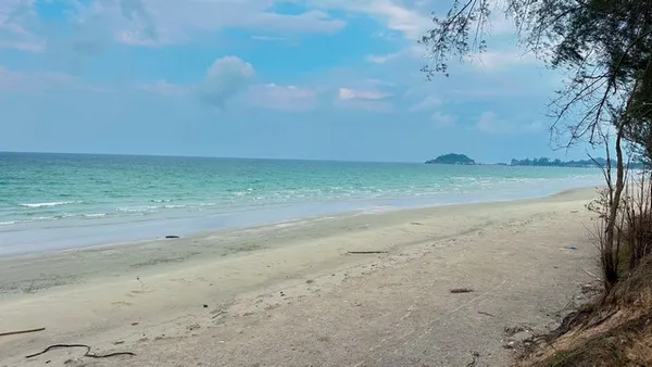 บอกขายที่ดินทำเลดีราคาคุยได้ ขายที่ดินใกล้หาดบางเบิด ติดถนนทางหลวง ใกล้หาด1 กม. +ขนาดที่ดิน 50-1-18 ไร่ โฉนดครุฑแดง พร้อ