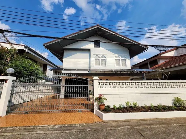 ให้เช่าบ้านเดี่ยวหลังใหญ่ 2 ชั้น ระดับ Luxury 70 ตรว. 6 ห้องนอน ย่านห้วยขวาง พร้อมอยู่ ใกล้สถานทูตจีน และ MRTห้วยขวาง