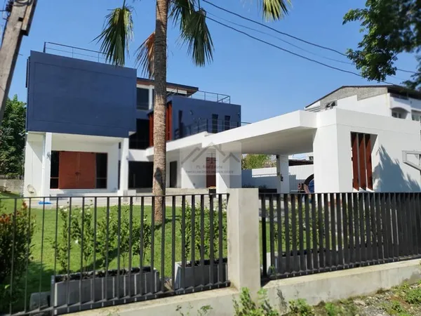 ให้เช่า Pool Villa 3 ชั้น Modern Luxury 250 ตรว. สุขุมวิท 62 มี Roof Top และสระว่ายน้ำกลางบ้าน ใกล้ทางด่วน 2 สาย, ใกล้ B