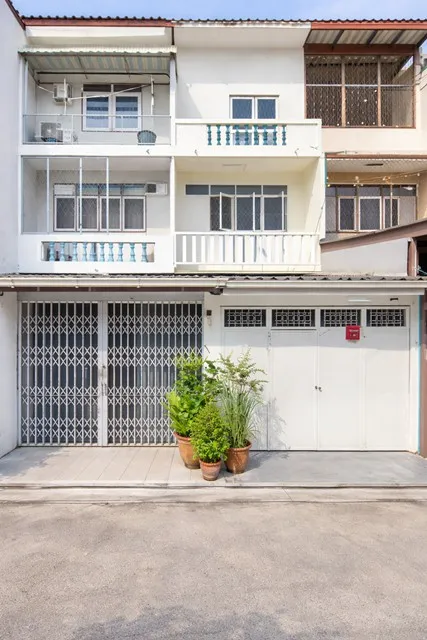 ทาวน์เฮาส์ 3 ชั้น 3นอน 2น้ำ 18ตร.ว. แฮปปี้แลนด์ เดอะมอลล์บางกะปิ ถ.ลาดพร้าว104-113 รพ.เวชธานี 300 ม.