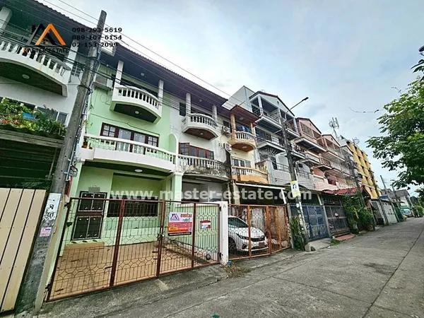 ทาวน์เฮ้าส์ 3 ชั้น ซอยลาดพร้าว 136 ตัวบ้านยกสูง เล่นระดับ 3 นอน เนื้อที่ 22.2 ตร.ว. สามารถเดินทางได้ทั้งรถยนต์ + เรือโดยสาร (คลองแสนแสบ)