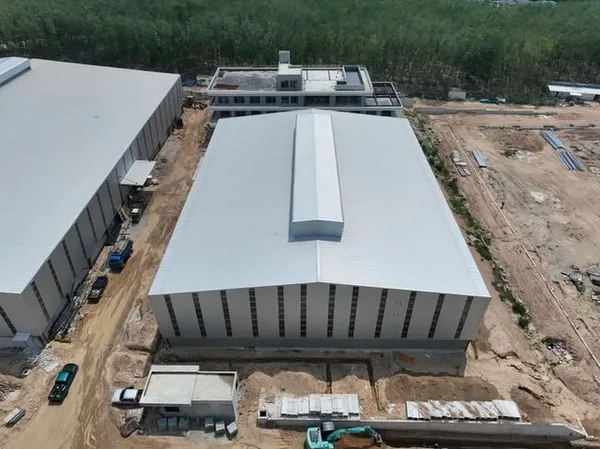 ให้เช่าโรงงาน สีม่วงลาย มาบยางพร ขนาด 2,200 ตารางเมตร สูง 10.5 ตรงกลาง 12.72 เมตร มีใบ อนุญาต รง. 4 ผลิตอะไหล่รถยนต์ (RK991)
