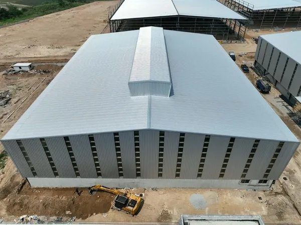 ให้เช่าโกดังปลวกแดงระยอง โกดังระยองให้เช่า 2,200 ตารางเมตร สีม่วงลาย ห่างจากนิคมอุตสาหกรรมอีสเทิร์นซีบอร์ดระยอง 12 กม.