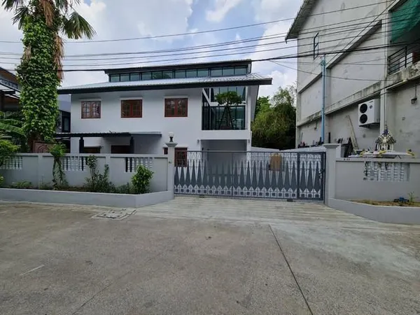 ให้เช่าบ้านเดี่ยว 2 ชั้น 200 ตร.ม. ถนนโชคชัย 4 เขตลาดพร้าว ใกล้ MRT โชคชัย 4