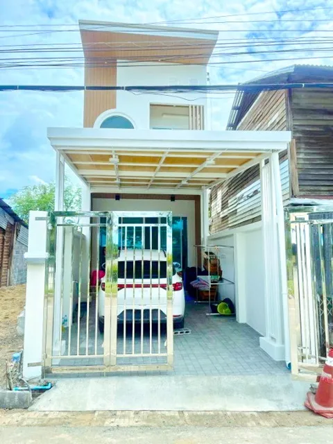 วัดเขาทอง 600 ม. พยุหะคีรี ใกล้ ม.มหิดล นครสวรรค์ 800 ม. บ้านใหม่ 2 ชั้นสภาพสวย 3 นอน 3 น้ำ 50 ตร.ว. 200 ตร.ม.พร้อมเฟอร์