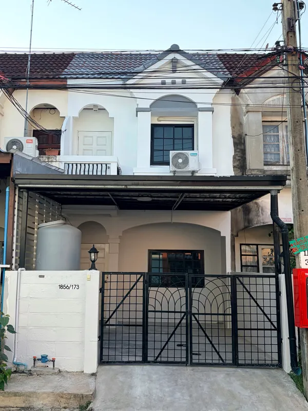 ขายด่วน !! ทาวน์เฮ้าส์ 3 ห้องนอน 2 ห้องน้ำ ต่อเติมครัว หลังคาจอดรถ จอดรถในบ้านได้ 1 คันหน้าบ้านไม่ชนกับใคร เข้าออกสะดวก 18ตร.ว. ซอยเทพารักษ์ 82 เจ้าของขายเอง
