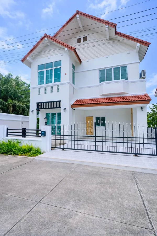 ใกล้ เจพาร์ค ศรีราชา 500 ม. บ้านเดี่ยวหรู 2 ชั้น 3 นอน 100 ตร.ว. 300 ตร.ม. หลังมุม สภาพสวย ทำเลศรีราชา . ศรีราชาะนิคมอุต