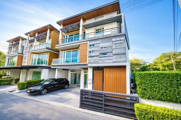 พร้อมสระว่ายน้ำพรีเมียม บ้านหรู 3 ชั้น ตกแต่งสวย 4นอน เซ็นทรัลลาดพร้าว ยูเนี่ยนมอลล์ 1.2 กม. 6น้ำ 57ตร.วา 230ตร.ม.BTS ห้