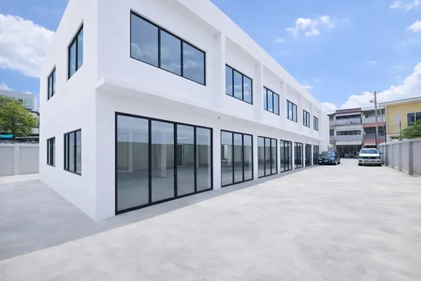 Showrooms 6คูหา เดอะ แบงค็อก สาทร โกดังให้เช่า 2นอน 4ห้องน้ำ ใกล้ BTS สุรศักดิ์ 200ม. และ เซ็นทรัล บางรัก 550 ม. 160ตร.ว