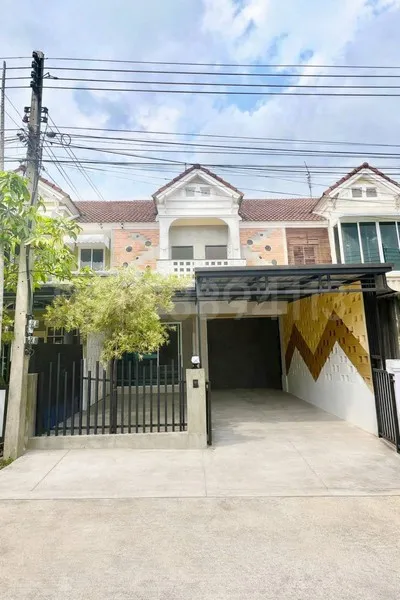 ขายทาวน์เฮ้าส์ 2 ชั้น มบ.ปิยวรารมย์ คลอง 4 เนื้อที่ 24 ตรว 3นอน 2น้ำ หันหน้าทิศตะวันออก เดินทางสะดวก เข้าเมืองได้หลายเส้