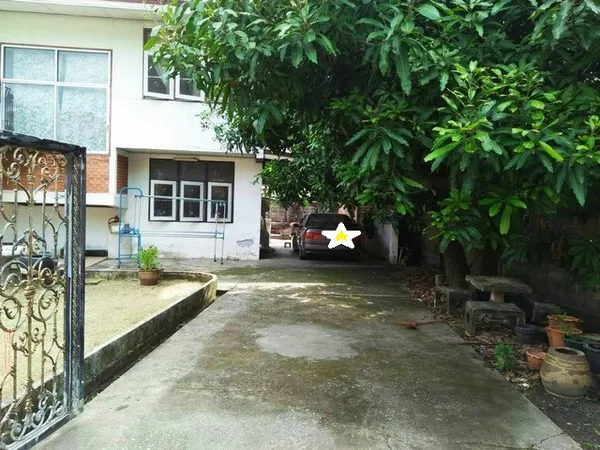 ขายที่ดินพร้อมสิ่งปลูกสร้างบ้าน 1 หลังบนเนื้อที่ 107 ตร.วา ซอยรัชดาภิเษก32 ซอยตันเงียบสงบ เพื่อนบ้านดี เดินทางสะดวก