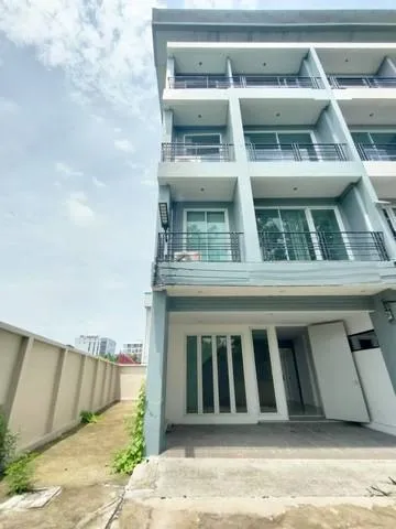 ให้เช่าทาวน์โฮม 4 ชั้น 300 ตร.ม. ถนนรามอินทรา ใกล้แฟชั่นไอแลนส์ (จดทะเบียนบริษัทได้)