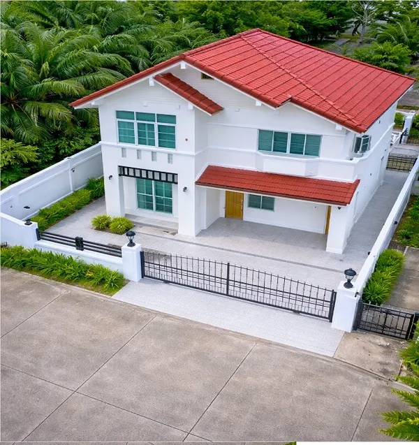 บ้านเดี่ยวหรู 2 ชั้น 3 นอน 100 ตร.ว. 300 ตร.ม. หลังมุม สภาพสวย ศรีราชาะนิคมอุตสาหกรรม ใกล้ เจพาร์ค ศรีราชา 500 ม.