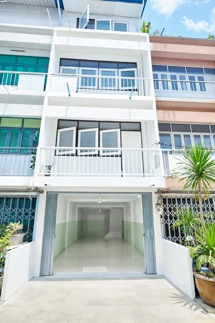 ทำเล CBD สาทร-นราธิวาส ใกล้เซ็นทรัล พระราม3 600ม. อาคารพาณิชย์ 4 ชั้น 5นอน 2น้ำ ใกล้ BRT สาธุประดิษฐ์ 800ม. 18 ตร.วา. 28