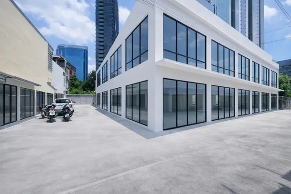 โกดังให้เช่า 2นอน 4ห้องน้ำ ใกล้ BTS สุรศักดิ์ 200ม. และ เซ็นทรัล บางรัก 550 ม. 160ตร.วา 822ตร.ม. Showrooms 6คูหา เดอะ แบ