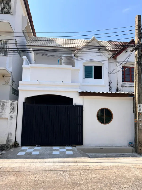 ???? ขายทาวน์โฮม 2 ชั้น ???? ในซอยจรัญ 35 ???? 22.6 ตรว ???? รีโนเวทใหม่สไตล์มินิมอล ????