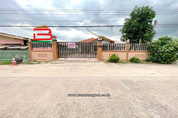 บ้านเดี่ยว เนื้อที่ 98 ตร.ว. ซอยบึงคำพร้อย 13 (ถนนเลียบคลอง 5 ฝั่งตะวันออก) ตำบลคลองห้า อำเภอคลองหลวง ปทุมธานี