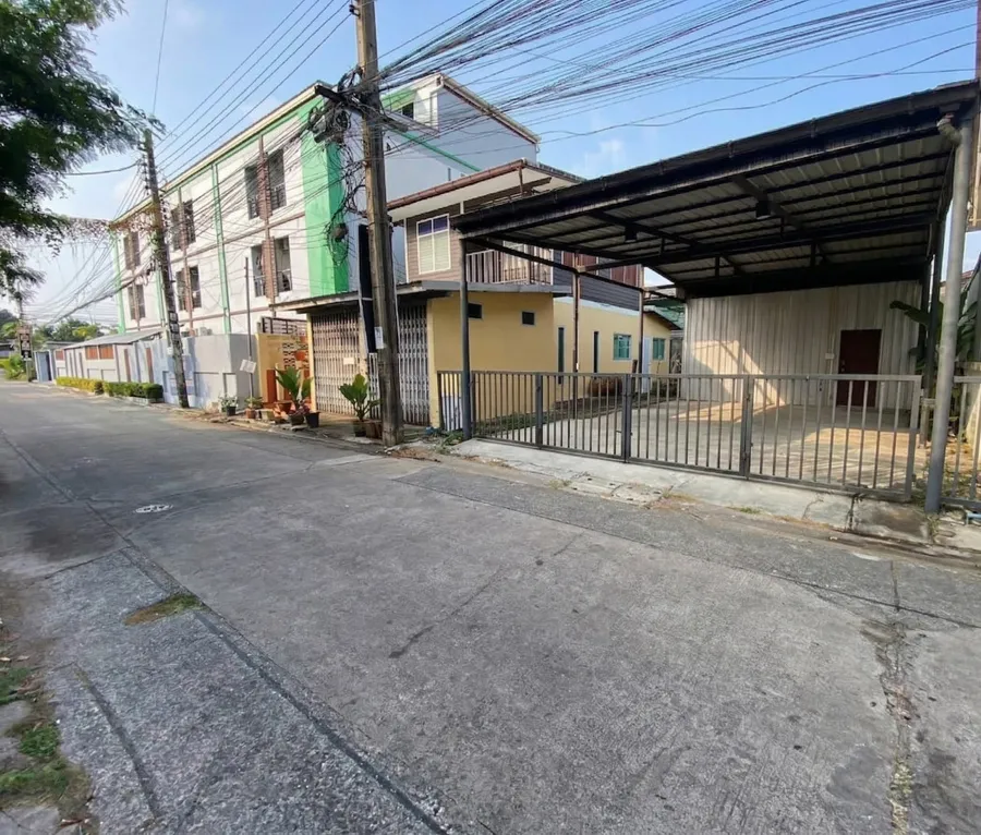 ขายที่ดินพร้อมสิ่งปลูกสร้าง 31 ตร.ว. เข้า-ออกได้ 2