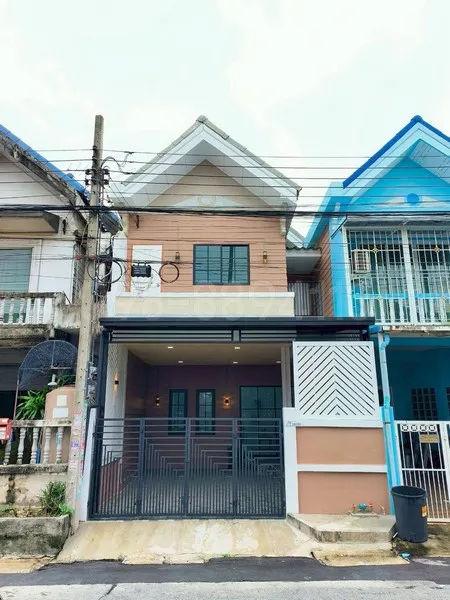 ขายทาวน์เฮาส์ 2 ชั้น หมู่บ้านแดนทอง สุขาภิบาล5 รีโนเวทใหม่ เนื้อที่ 22.5 ตรว 4นอน 2น้ำ แถมฟรีเฟอร์นิเจอร์