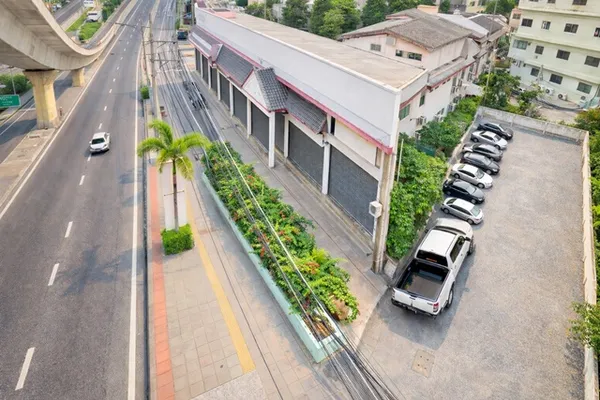 ใกล้ BTS ศรีนครินทร์ 500 ม. และหอชมเมืองสมุทรปราการ 1ไร่ 1000 ตร.ม. สุขุมวิท83 BTSปากน้ำ ที่ดินพร้อมอาคาร 3ชั้น 5นอน 4น้