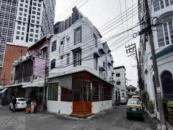 ให้เช่าทาวน์โฮม 3 ชั้น หลังมุม พระราม 9 ซอย 11 รีโนเวทสวย ใกล้เซ็นทรัลพระราม9 ห่างจากถนนพระราม 9 เพียง 200 เมตร