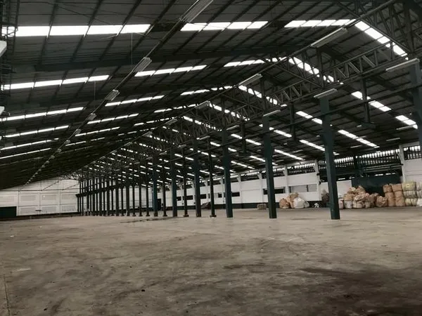 ให้เช่าโรงงานโกดัง 4,000 ตร.ม. มีใบรง.4 ย่านพุทธมณฑลสาย 5 นครปฐม ใกล้ กฟฝ. อ้อมน้อย