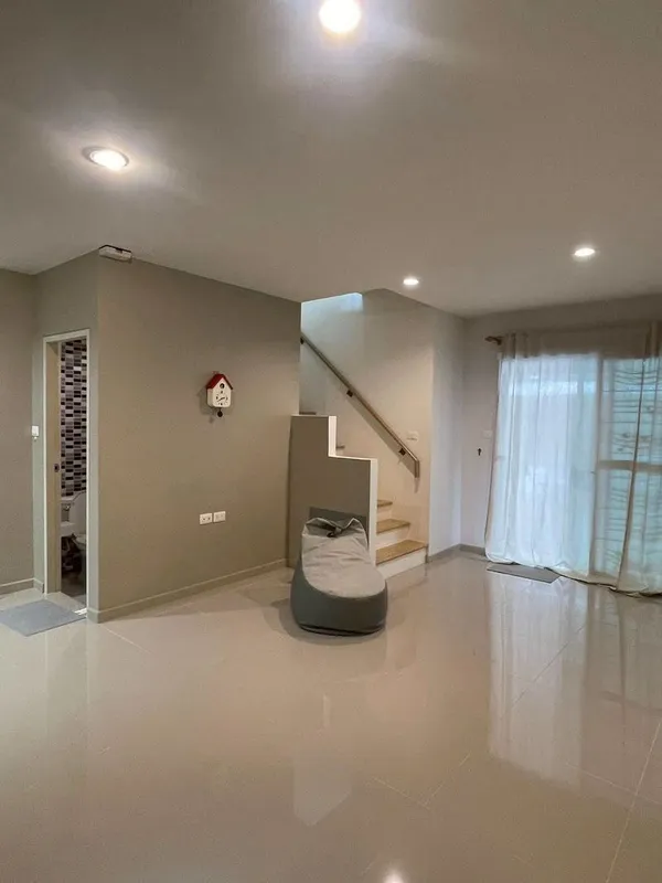 ใกล้โรงเรียนรุ่งอรุณ และเซ็นทรัลพระราม 2! ให้เช่าทาวน์โฮมลุมพินี ทาวน์พาร์ค 3 นอน 2 น้ำ จอดรถได้ 2 คัน พร้อมครัวไทย