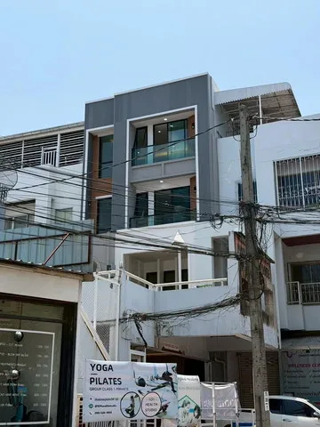 ทาวน์โฮม+ลิฟต์ Sukhumvit 101 รีโนเวทใหม่พร้อมอยู่25.9 sq.wa 4 นอน 6ห้องน้ำ ใกล้ BTS ปุณณวิถี