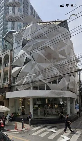 ให้เช่าอาคารพาณิชย์ 4 ชั้น 600 ตร.ม. 2 คูหาติดกัน ถนนทองหล่อ พร้อมดำเนินธุระกิจ