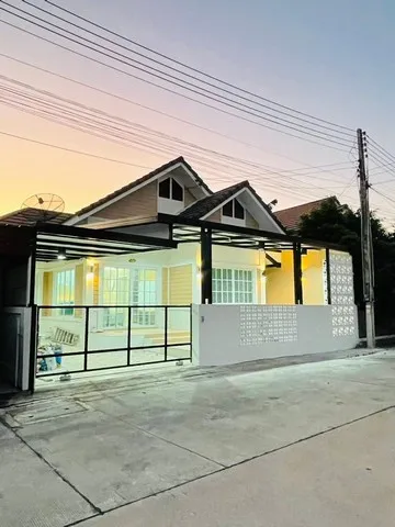 บ้านแฝดชั้นเดียวรีโนเวทพร้อมอยู่ ม.อยู่สบายริมน้ำ (ฝั่งนิคมอมตะนคร) พื้นที่ 36 ตรว 3 นอน 2 ห้องน้ำ